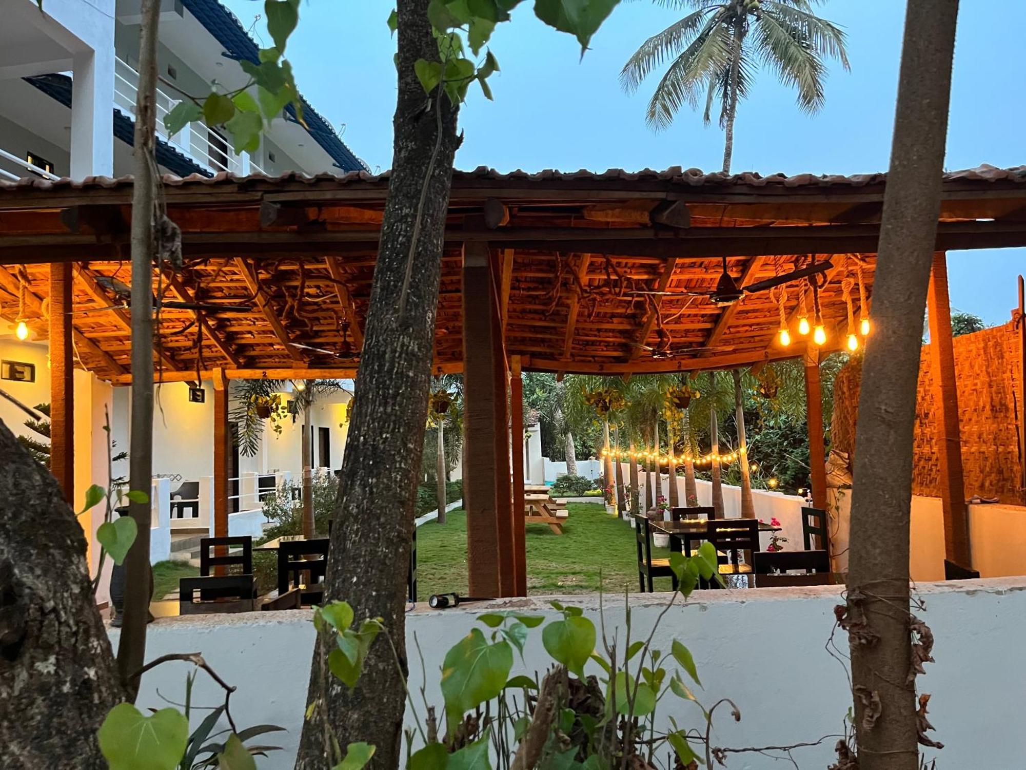 Hotel Fourteen Pods By The Sea à Morjim Extérieur photo