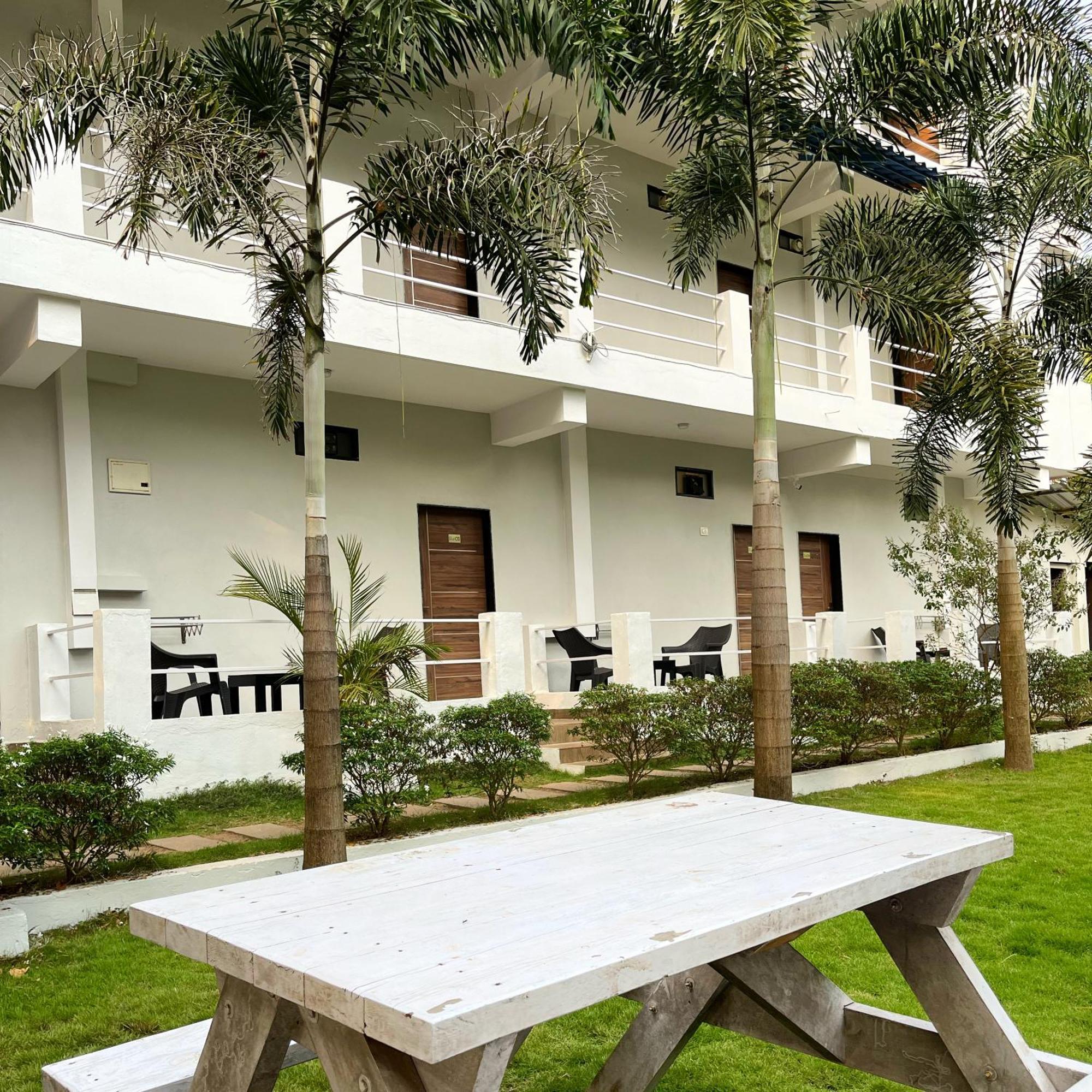 Hotel Fourteen Pods By The Sea à Morjim Extérieur photo